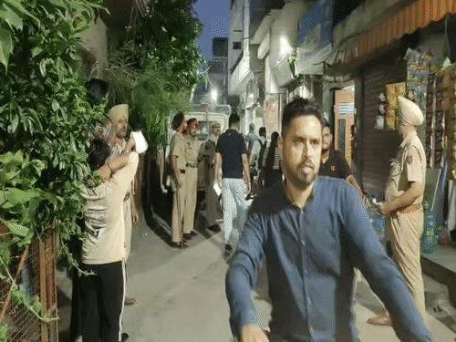 थाना डिवीजन नंबर 4 की टीम एक्साइज अधिकारियों के साथ मौके पर पहुंची।