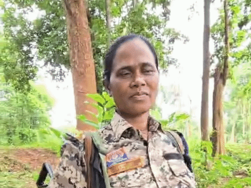 लक्ष्मी ओयामी के पति को नक्सलियों ने मार डाला था।
