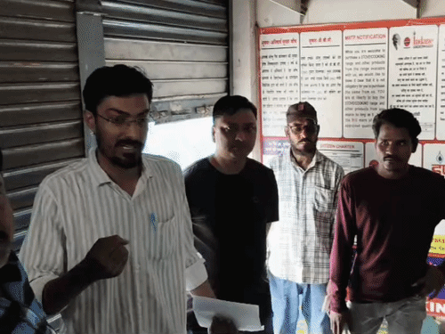 उपभोक्ताओं ने ऑनलाइन बुकिंग के नाम पर दूसरे को सिलेंडर बेचने का आरोप लगाते हुए जमकर हंगामा किया।