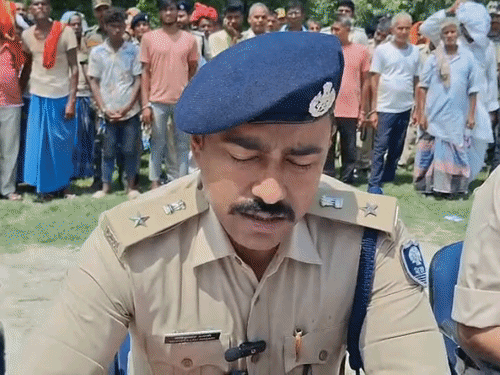 जानकारी देते एसएसपी कांतेश मिश्रा। एसएसपी के पीछे खड़े पकड़े गए अपराधी। - Dainik Bhaskar