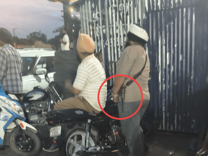 पुलिस की ओर से फोटो जारी किए गए है, जिनमें कुछ प्रदर्शनकारी हथियारों से लैस है।