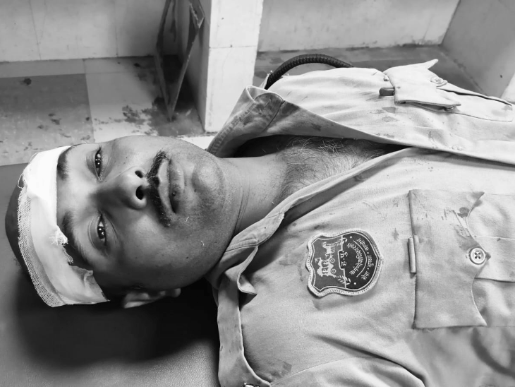 प्रदर्शनकारियों के हमले में घायल पुलिसकर्मी।