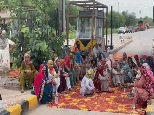 लांधड़ी टोल पर महिलाओं ने दो लेन पर कब्जा कर लिया है।
