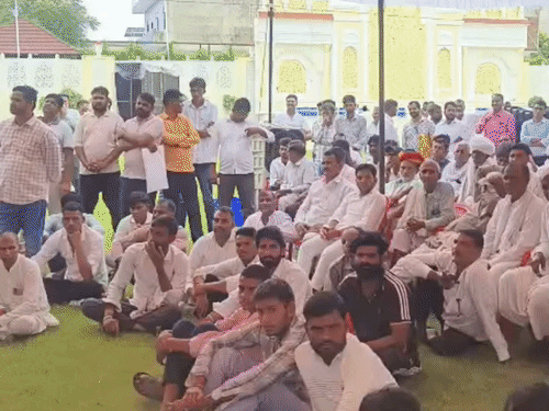 कार्यक्रम के दौरान बड़ी संख्या में लोग मौजूद रहे।