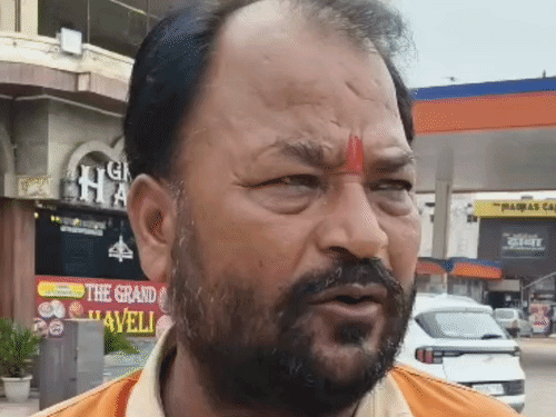 पेट्रोल पंप पर काम करने वाले सतदेव तिवारी ने कहा कि हंगामे की वजह से हाईवे पर लंबा जाम लगा हुआ था।