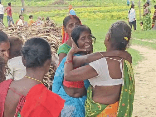 रोते बिलखते दिलचंद और चमारी मांझी के परिजन।