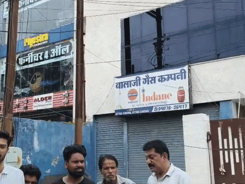 बालाजी गैस एजेंस पर घरेलू गैस सिलेंडर की ब्लैक मार्केटिंग करने का आरोप लगा है।
