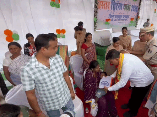डिप्टी सीएम विजय शर्मा यात्रा ने शहीद परिवारों से मुलाकात की।