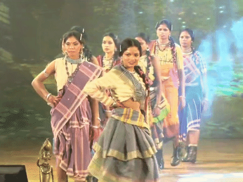 रैंप पर छत्तीसगढ़ की समृद्ध हथकरघा परंपरा की झलक दिखी।