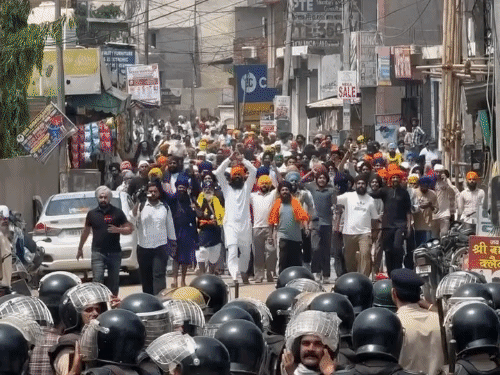 हमलावरों की रिहाई की मांग को लेकर अंबाला-नारायणगढ़ रोड नेशनल हाइवे-7 पर सिखों-किसानों ने गुरुवार को प्रदर्शन कर जाम लगाया।