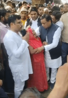 बेटे की मौत के बाद मां का रो-रोकर बुरा हाल है। वो सबसे बेटा लौटाने की गुहार लगा रही है।