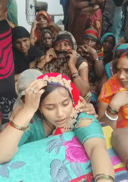 सौरभ का शव जैसे ही घर पहुंचा, पत्नी आंचल रोते-रोते बेहोश हो गईं।