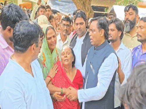 सपा विधायक आरके वर्मा मां को संभालते हुए खुद भी भावुक हो गए।