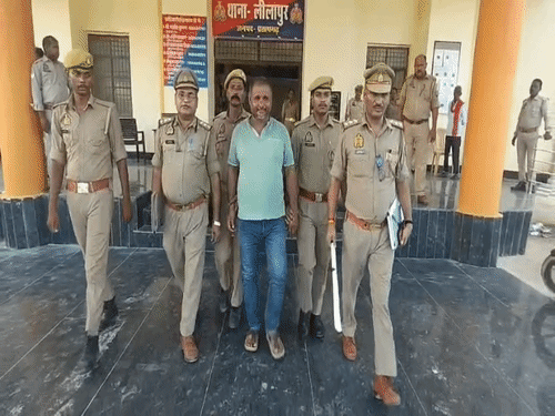 पुलिस ने एक आरोपी विपिन तिवारी को गिरफ्तार कर लिया है। पुलिस हिरासत में आरोपी हंसता हुआ दिखाई दिया।