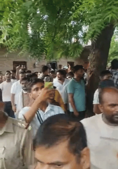 सौरभ की हत्या के बाद लोगों में आक्रोश है। आरोपियों के एनकाउंटर की मांग को लेकर जमकर नारेबाजी हुई।