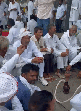 हिसार के अग्रोहा टोल पर हुक्का लेकर बैठे किसान।