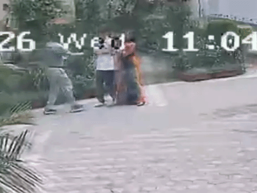 पानी पीकर लौटते समय रास्ते में ही वह निढाल हो गया, जिसे स्कूल स्टाफ ने संभाला।