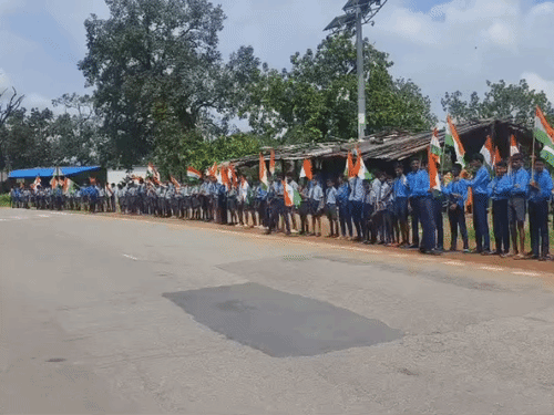 स्कूली बच्चे तिरंगा लेकर सड़क किनारे खड़े रहे, सभी यात्रा में शामिल हुए।