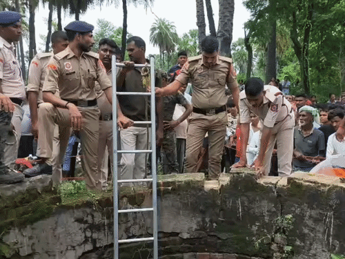 हादसे की जानकारी के बाद सीढ़ी के सहारे पुलिस कुएं में उतरी और एक-एक कर चारों लोगों की लाश को निकाला गया।