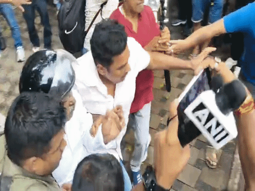 आरजी कर केस में गिरफ्तार पूर्व TMC विधायक पर हमला: भीड़ ने पीटा, जूते-अंडे फेंके; जल्दबाजी में डॉक्टर का अंतिम संस्कार कराने का आरोप लोगों ने पूर्व TMC विधायक पर अंडे फेंके। पुलिस ने उन्हें हेलमेट पहनाया था।