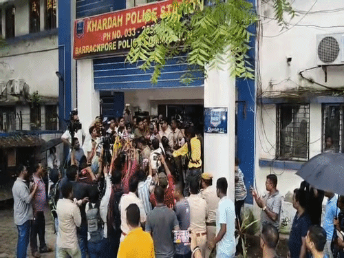 आरजी कर केस में गिरफ्तार पूर्व TMC विधायक पर हमला: भीड़ ने पीटा, जूते-अंडे फेंके; जल्दबाजी में डॉक्टर का अंतिम संस्कार कराने का आरोप पूर्व TMC विधायक निर्मल घोष के थाने के बाहर आते ही भीड़ ने उन्हें घेर लिया।