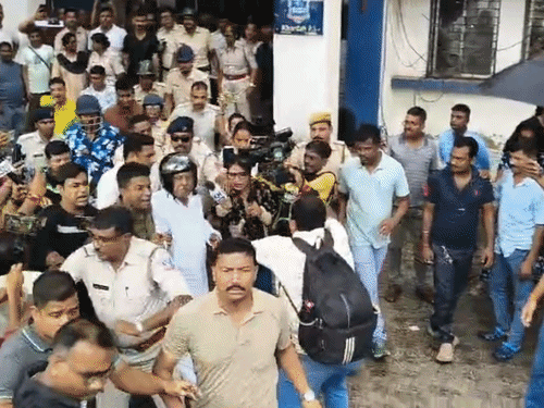 थाने के बाहर भीड़ ने पूर्व TMC विधायक को घेर लिया था। - Dainik Bhaskar