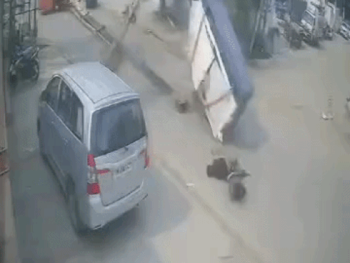 पंचकूला में हादसे के दौरान गिरते हुए युवक व जनरेटर।