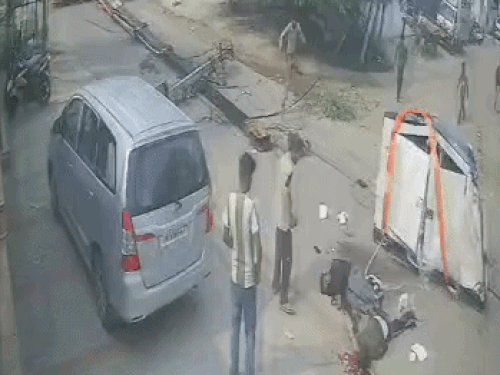 हादसे के बाद दौड़कर पहुंचते हुए मौके पर मौजूद लोग।