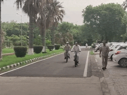 एचएयू के कुलपति प्रो. बीआर कम्बोज साइकिल चलाकर ऑफिस पहुंचे। - Dainik Bhaskar