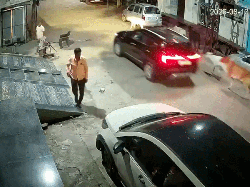 आरोपियों से जान बचाकर भागते समय व्यवसायी सड़क पर गिर गया।
