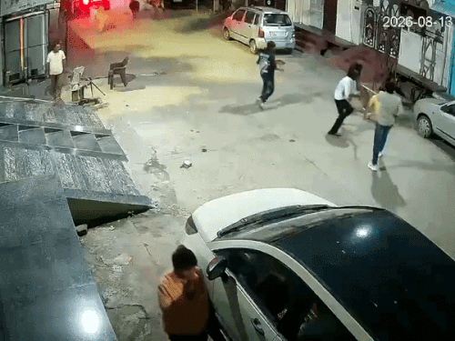 सड़क पर गिरने के बाद भी आरोपी लगातार हमला करते रहे।