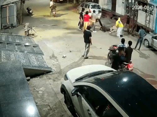 आस-पास लोग खड़े रहे और बेखौफ आरोपी लाठी-डंडों से उसके हाथ-पैरों पर वार करते रहे।
