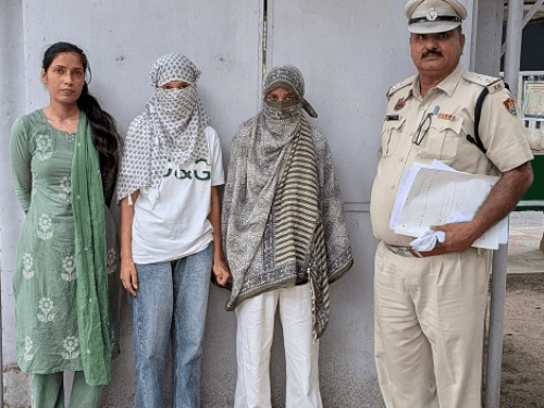 पुलिस टीम के साथ आरोपी युवतियां। - Dainik Bhaskar