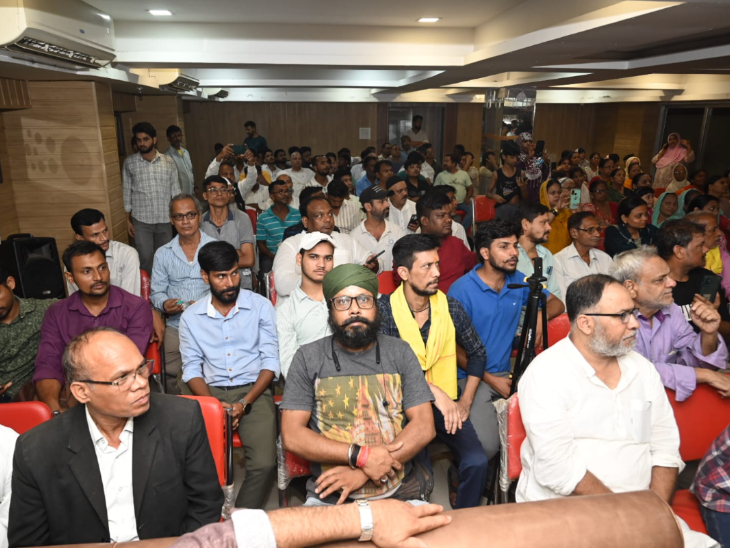 बांकीपुर के लोगों से पीके लगातार इंटरैक्ट कर रहे हैं।