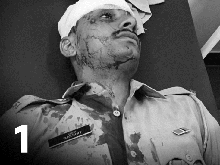 प्रदर्शनकारियों के हमले में घायल पुलिसकर्मी।