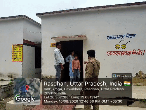 बच्चे की शिकायत सुनकर पुलिसवाले स्कूल पहुंचे तो शिक्षिका छात्र पर ही भड़क गईं।