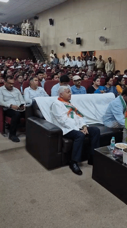 सभी लोगों ने विभाजन की विभीषिका के पीड़ितों को भावपूर्ण श्रद्धांजलि अर्पित की।