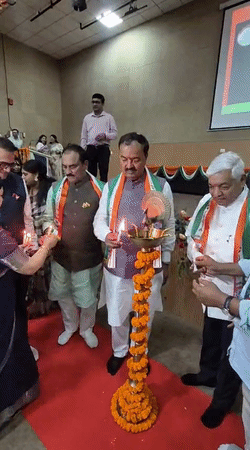 दीप प्रज्जवलन के साथ कार्यक्रम की शुरूआत हुई।