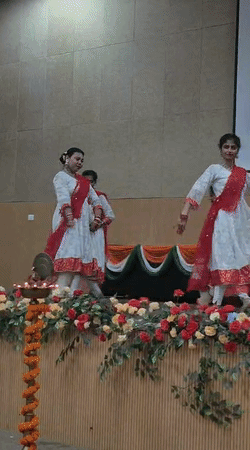 सरस्वती वंदना पर कॉलेज की छात्राओं ने प्रस्तुती दी।