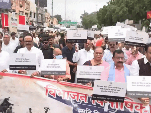 लखनऊ के हजरतगंज में भाजपा ने सरदार पटेल प्रतिमा से लोकभवन तक पदयात्रा निकाली। इसमें सीएम योगी भी शामिल हुए।