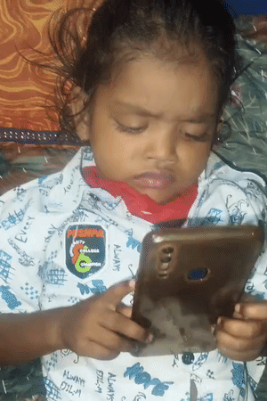 तस्वीर 14 अगस्त की है, प्रगति 13वें दिन अस्पताल से डिस्चार्ज होकर घर पहुंची। अभी बच्ची गुमशुम है।