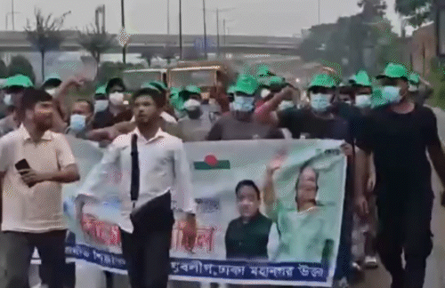 5 अगस्त को शेख हसीना की ऑनलाइन स्पीच के बाद बांग्लादेश में अवामी लीग के कार्यकर्ताओं ने जुलूस निकाले थे। ये जुलूस ढाका में निकाला गया।