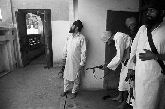 साल 1988, स्वर्ण मंदिर में कब्जा जमाए उग्रवादी।