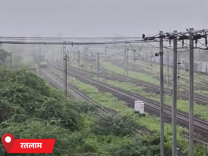 रतलाम में शुक्रवार सुबह से रिमझिम फुहारें जारी रही।