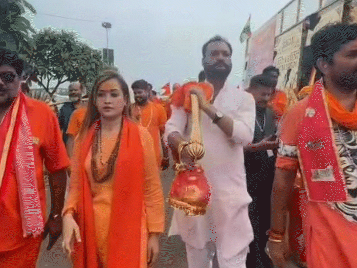 बाणेश्वरी कांवड़ यात्रा में कांवड़ लेकर चलती हुई साध्वी हर्षानंद।