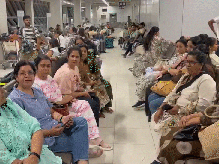 बैंकॉक एयरपोर्ट पर बैठे यात्रियों ने वीडियो शेयर किया है।