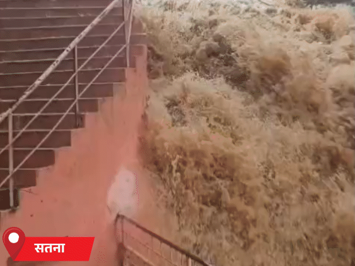पहाड़ी से आ रहे पानी की वजह से धारकुंडी आश्रम का झरना तेज गति से बहा।