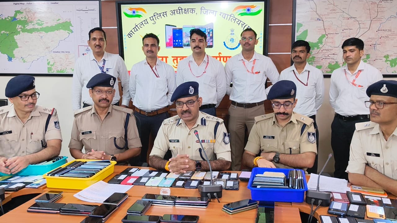 पुलिस द्वारा गुम या चोरी हुए बरामद 451 मोबाइल
