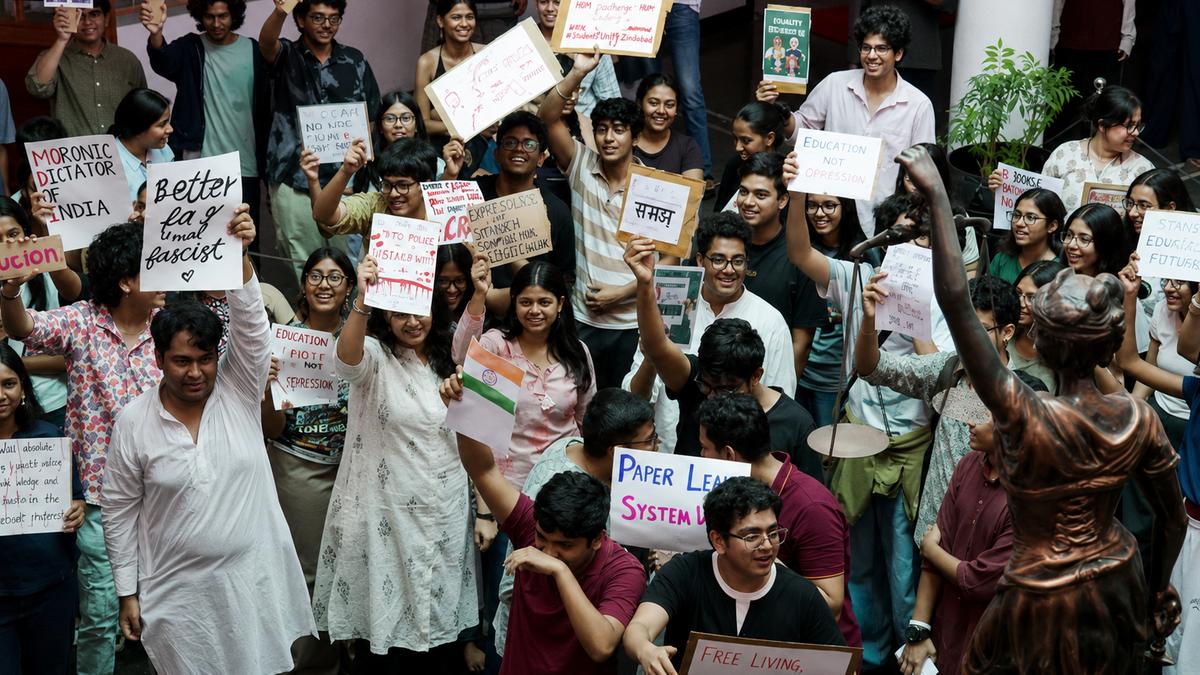 NEET पेपर लीक के खिलाफ दिल्ली प्रोटेस्ट के समर्थन में प्रदर्शन करते NALSAR यूनिवर्सिटी ऑफ लॉ के स्टूडेंट्स।