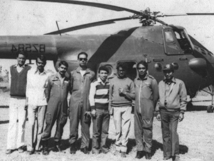 1970 के दशक की तस्वीर। मिजोरम के परवा हेलीपैड पर अजीत डोभाल। (दाएं से तीसरे)